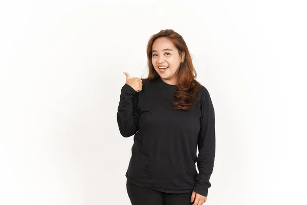 Beyaz Tişörtlü Güzel Asyalı Bir Kadının Başparmağını Kullanarak Ürünü Işaret — Stok fotoğraf