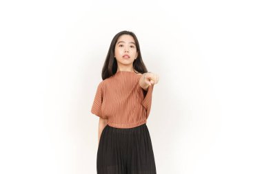 Beyaz arka planda tecrit edilmiş Asyalı Güzel Kadın 'ın Kızgın ve Gösterişli Kamerası