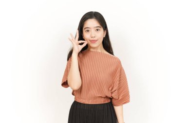 Beyaz arka planda tecrit edilmiş güzel Asyalı kadının gizli dudaklarını kapalı tut.