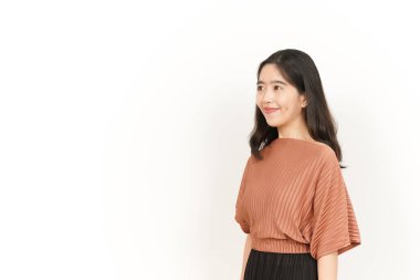 Beyaz arka planda izole edilmiş güzel Asyalı kadının gülümsemesi ve yan görüntüsü