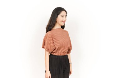 Beyaz arka planda izole edilmiş güzel Asyalı kadının gülümsemesi ve yan görüntüsü