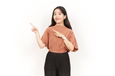 Sunar ve gösterir Yan Ürünler veya Güzel Asyalı Kadın Kopya Alanı Beyaz Arkaplanda İzole Edildi