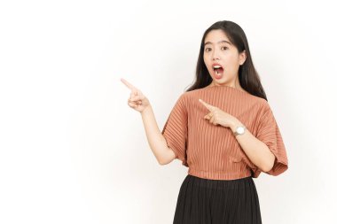 Sunar ve gösterir Yan Ürünler veya Güzel Asyalı Kadın Kopya Alanı Beyaz Arkaplanda İzole Edildi