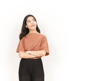 Beyaz arka planda tecrit edilmiş Güzel Asyalı Kadın Düşünüyor ve Meraklı