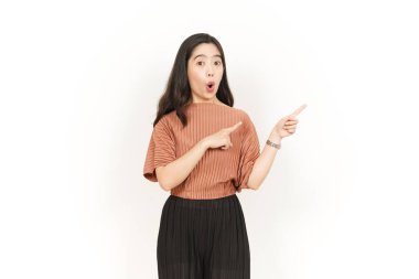 Sunar ve gösterir Yan Ürünler veya Güzel Asyalı Kadın Kopya Alanı Beyaz Arkaplanda İzole Edildi