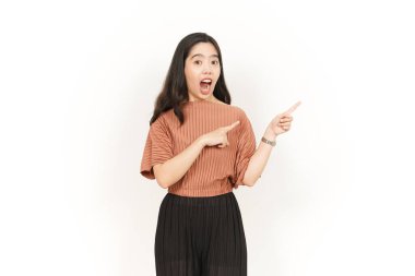 Sunar ve gösterir Yan Ürünler veya Güzel Asyalı Kadın Kopya Alanı Beyaz Arkaplanda İzole Edildi