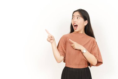 Sunar ve gösterir Yan Ürünler veya Güzel Asyalı Kadın Kopya Alanı Beyaz Arkaplanda İzole Edildi