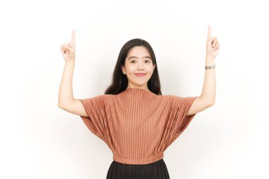 Beyaz arka planda tecrit edilmiş güzel bir Asyalı kadının sunumu ve gösterimi