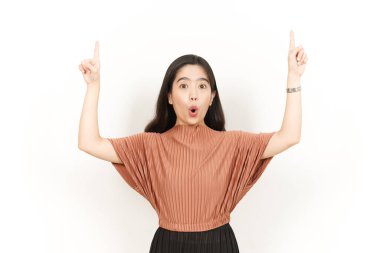 Beyaz arka planda tecrit edilmiş güzel bir Asyalı kadının sunumu ve gösterimi