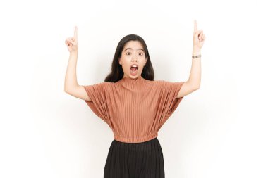 Beyaz arka planda tecrit edilmiş güzel bir Asyalı kadının sunumu ve gösterimi