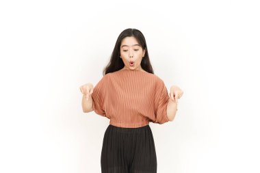 Beyaz arka planda tecrit edilmiş güzel Asyalı kadını sunar ve gösterir.