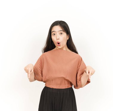 Beyaz arka planda tecrit edilmiş güzel Asyalı kadını sunar ve gösterir.