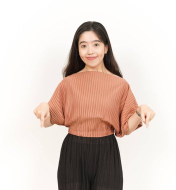 Beyaz arka planda tecrit edilmiş güzel Asyalı kadını sunar ve gösterir.