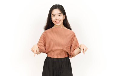 Beyaz arka planda tecrit edilmiş güzel Asyalı kadını sunar ve gösterir.