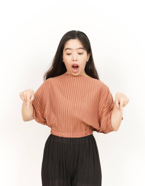 Beyaz arka planda tecrit edilmiş güzel Asyalı kadını sunar ve gösterir.