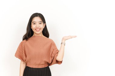 Beyaz arka planda tecrit edilmiş güzel Asyalı Kadın Açık Avuç 'ta Ürünleri Gösterme ve Sunma