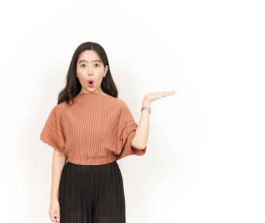 Beyaz arka planda tecrit edilmiş güzel Asyalı Kadın Açık Avuç 'ta Ürünleri Gösterme ve Sunma