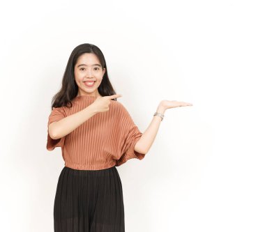 Beyaz arka planda tecrit edilmiş güzel Asyalı Kadın Açık Avuç 'ta Ürünleri Gösterme ve Sunma