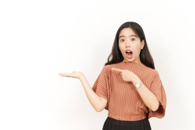 Beyaz arka planda tecrit edilmiş güzel Asyalı Kadın Açık Avuç 'ta Ürünleri Gösterme ve Sunma