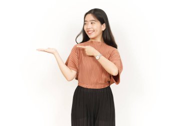 Beyaz arka planda tecrit edilmiş güzel Asyalı Kadın Açık Avuç 'ta Ürünleri Gösterme ve Sunma