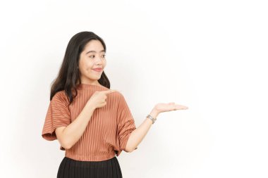 Beyaz arka planda tecrit edilmiş güzel Asyalı Kadın Açık Avuç 'ta Ürünleri Gösterme ve Sunma