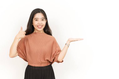 Beyaz arka planda tecrit edilmiş güzel Asyalı Kadın Açık Avuç 'ta Ürünleri Gösterme ve Sunma