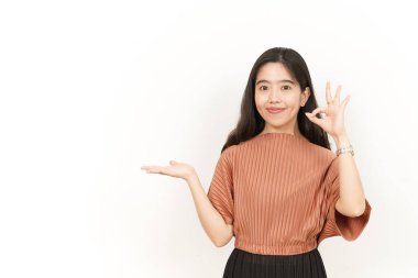 Beyaz arka planda tecrit edilmiş güzel Asyalı Kadın Açık Avuç 'ta Ürünleri Gösterme ve Sunma