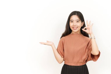 Beyaz arka planda tecrit edilmiş güzel Asyalı Kadın Açık Avuç 'ta Ürünleri Gösterme ve Sunma