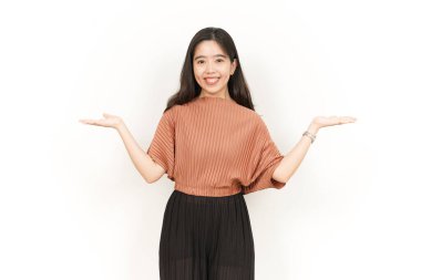 Beyaz arka planda izole edilmiş güzel Asyalı Kadın Açık Avuç 'ta İki Ürün Gösterip Sunuyor