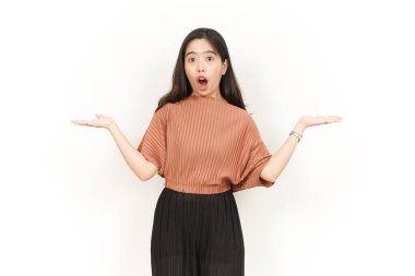 Beyaz arka planda izole edilmiş güzel Asyalı Kadın Açık Avuç 'ta İki Ürün Gösterip Sunuyor