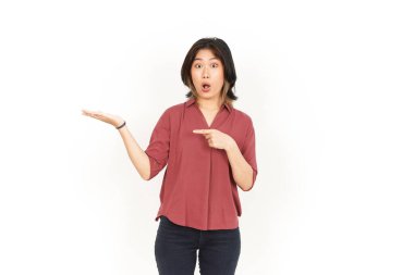 Beyaz arka planda tecrit edilmiş güzel Asyalı Kadın Açık Avuç 'ta Ürünleri Gösterme ve Sunma