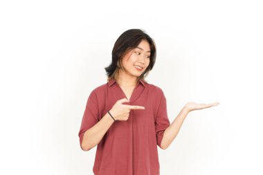 Beyaz arka planda tecrit edilmiş güzel Asyalı Kadın Açık Avuç 'ta Ürünleri Gösterme ve Sunma