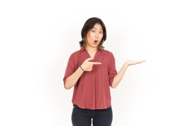 Beyaz arka planda tecrit edilmiş güzel Asyalı Kadın Açık Avuç 'ta Ürünleri Gösterme ve Sunma