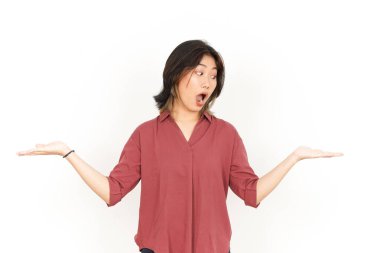 Beyaz arka planda izole edilmiş güzel Asyalı Kadın Açık Avuç 'ta İki Ürün Gösterip Sunuyor