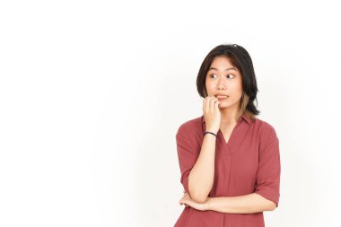 Beyaz arka planda yalnız bırakılmış güzel Asyalı kadının tırnak yemesi ve korkması.