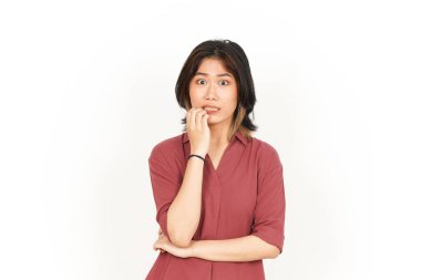 Beyaz arka planda yalnız bırakılmış güzel Asyalı kadının tırnak yemesi ve korkması.