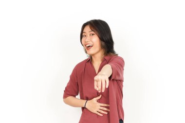 Seni işaret eden ve beyaz arka planda yalnız bırakılmış güzel Asyalı kadının gülüşü.