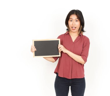 Beyaz zeminde tecrit edilmiş Asyalı Güzel Kadın Karatahtası 'nı gösteriyor, sunuyor ve tutuyor.