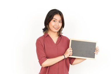 Beyaz zeminde tecrit edilmiş Asyalı Güzel Kadın Karatahtası 'nı gösteriyor, sunuyor ve tutuyor.