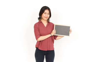 Beyaz zeminde tecrit edilmiş Asyalı Güzel Kadın Karatahtası 'nı gösteriyor, sunuyor ve tutuyor.