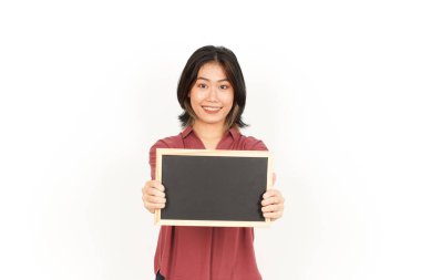 Beyaz zeminde tecrit edilmiş Asyalı Güzel Kadın Karatahtası 'nı gösteriyor, sunuyor ve tutuyor.