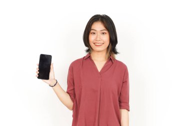 Beyaz Arkaplanda İzole Edilmiş Güzel Asyalı Kadın 'ın Boş Ekran Telefonundaki Uygulamaları ve İlanlarını Gösterme ve Sunma