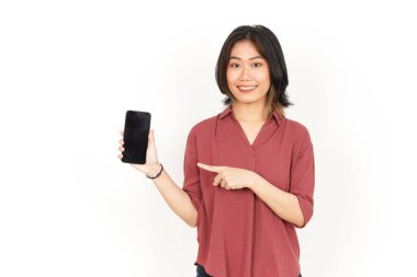 Beyaz Arkaplanda İzole Edilmiş Güzel Asyalı Kadın 'ın Boş Ekran Telefonundaki Uygulamaları ve İlanlarını Gösterme ve Sunma