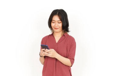 Beyaz arka planda izole edilmiş güzel Asyalı kadının akıllı telefonunu tutmak ve kullanmak