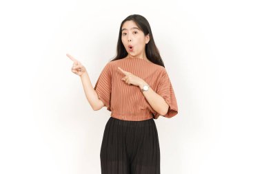 Sunar ve gösterir Yan Ürünler veya Güzel Asyalı Kadın Kopya Alanı Beyaz Arkaplanda İzole Edildi