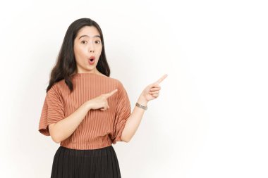 Sunar ve gösterir Yan Ürünler veya Güzel Asyalı Kadın Kopya Alanı Beyaz Arkaplanda İzole Edildi