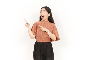 Sunar ve gösterir Yan Ürünler veya Güzel Asyalı Kadın Kopya Alanı Beyaz Arkaplanda İzole Edildi