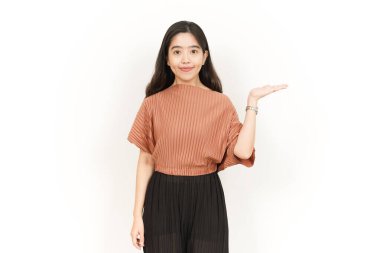 Beyaz arka planda tecrit edilmiş güzel Asyalı Kadın Açık Avuç 'ta Ürünleri Gösterme ve Sunma