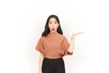 Beyaz arka planda tecrit edilmiş güzel Asyalı Kadın Açık Avuç 'ta Ürünleri Gösterme ve Sunma