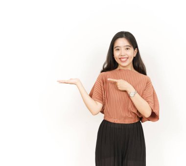 Beyaz arka planda tecrit edilmiş güzel Asyalı Kadın Açık Avuç 'ta Ürünleri Gösterme ve Sunma